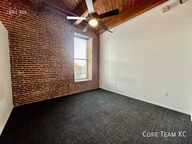 Building Photo - 202 W 5th St