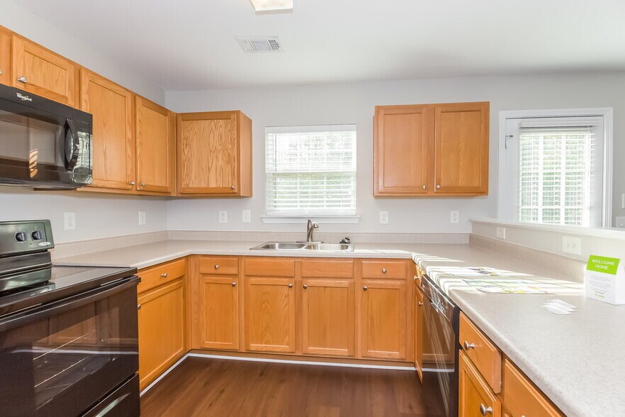 Building Photo - 2720 Mayfair Dr