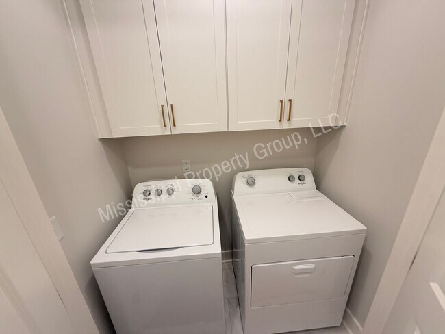 Building Photo - 703 Miramar Ln