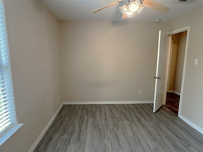 Building Photo - 2019 Pine Croft Dr