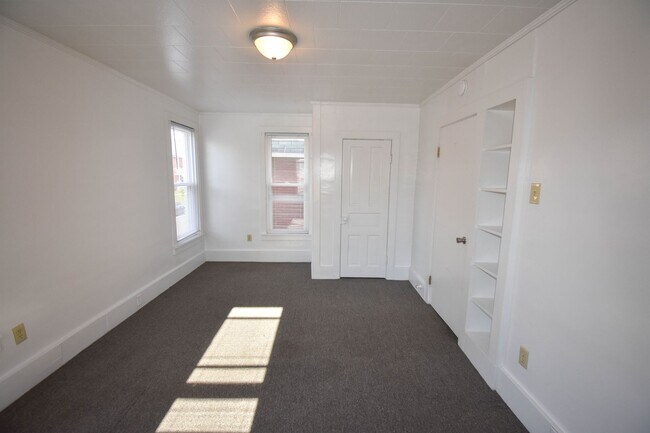 Building Photo - 330 S Fairview St