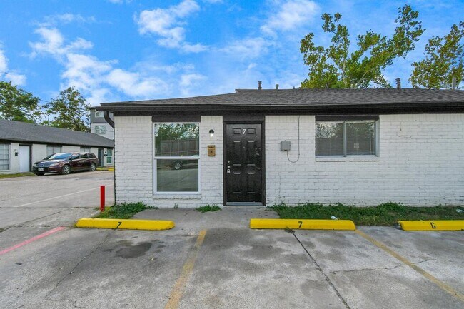 Primary Photo - 1736 Crestdale Dr