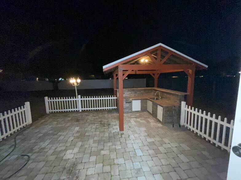 Building Photo - 8021 Sandberry Blvd
