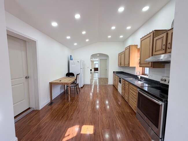 Building Photo - 3206 S Lowe Ave