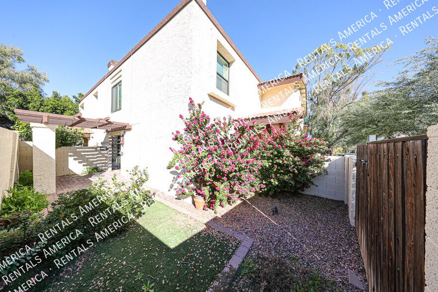 Building Photo - 8825 S 48th St