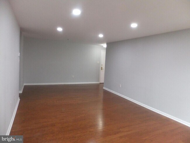 Building Photo - 1637 Oakwood Dr