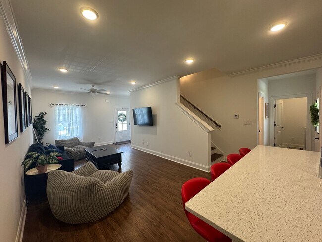 Building Photo - 3 bed 3.5 bath house in South Grove!