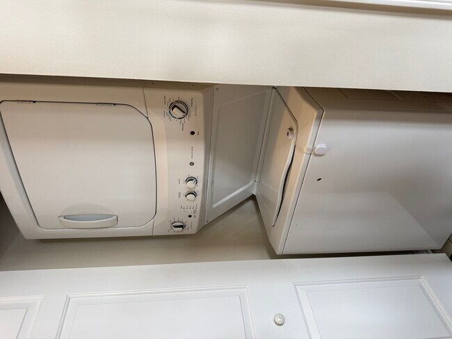 Building Photo - 949 N Willard Ct