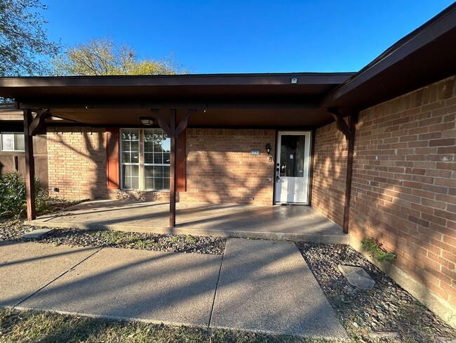 Building Photo - Comfort and convenience in a great location!