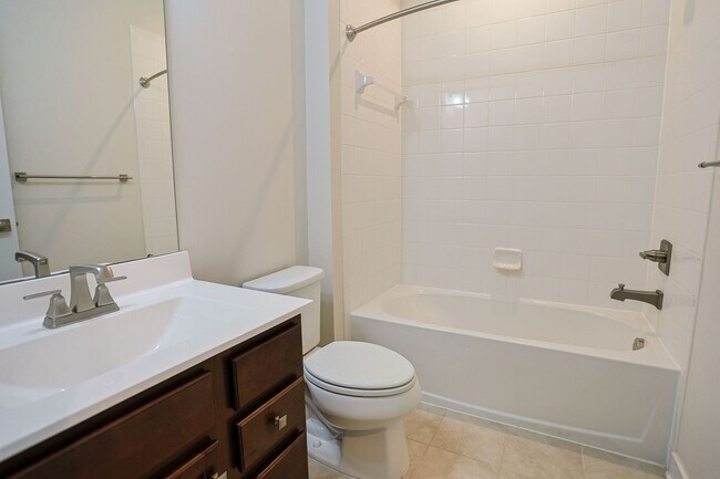 Building Photo - Welcome home to this move-in ready end uni...