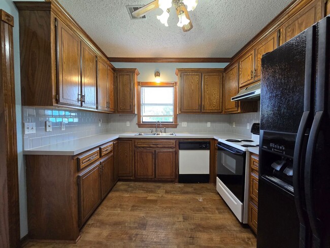 Building Photo - Charming 2 bedroom, 1 bathroom home