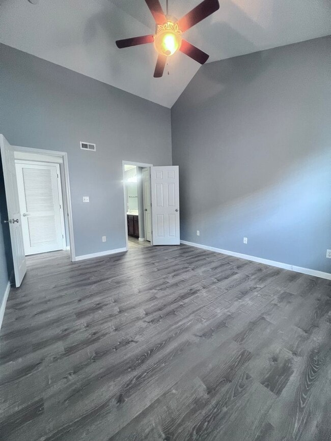 Building Photo - Updated 2-Bed/2-Bath Condo in Desirable Br...