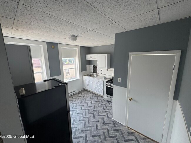 Building Photo - 663 2nd Ave