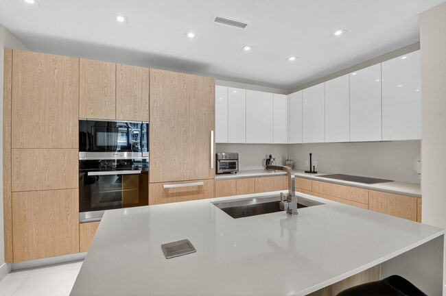 Building Photo - 3100 N Ocean Dr