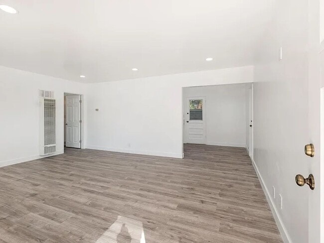 Building Photo - Eastside Costa Mesa Upgraded 2 bed, 1 bath