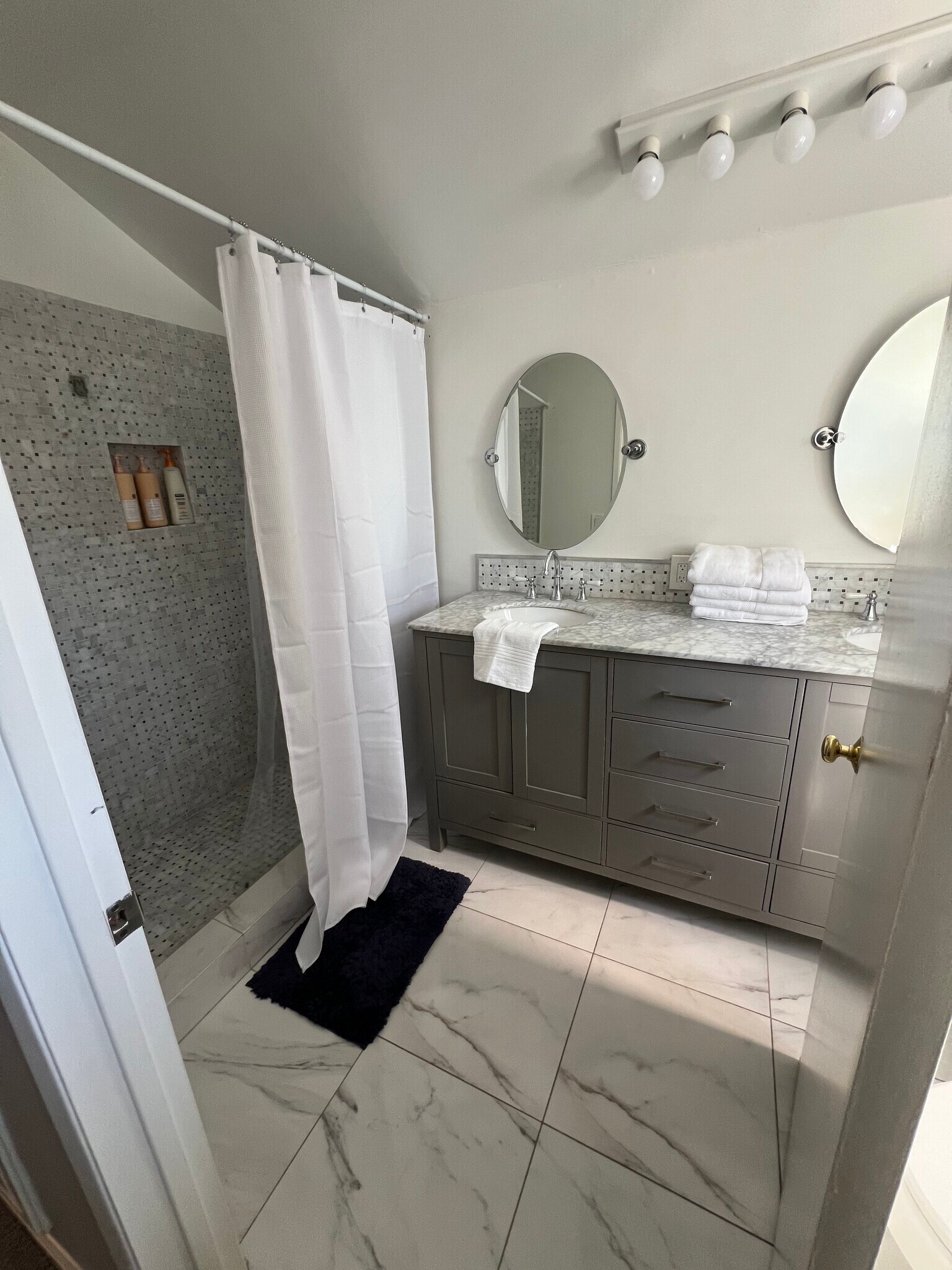 Master suite bathroom - 1211 N Screenland Dr