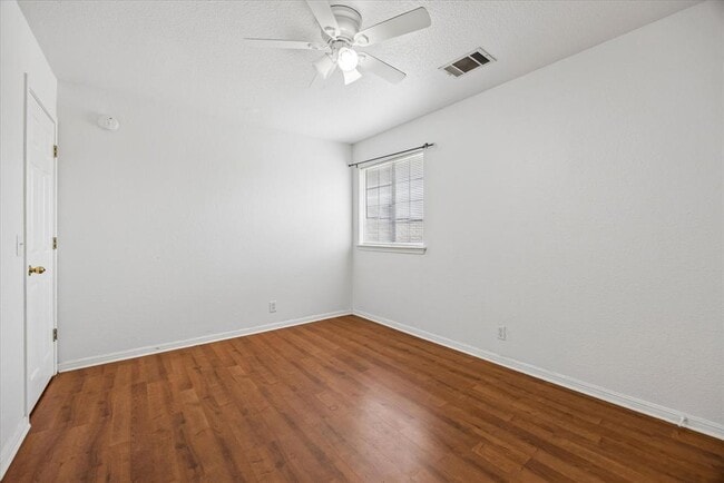 Building Photo - 124 Lago Grande Dr