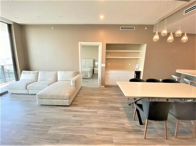 Building Photo - 801 S Miami Ave