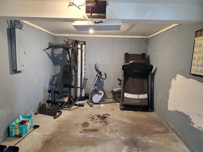 Building Photo - Updated 2 Bedroom  Townhouse