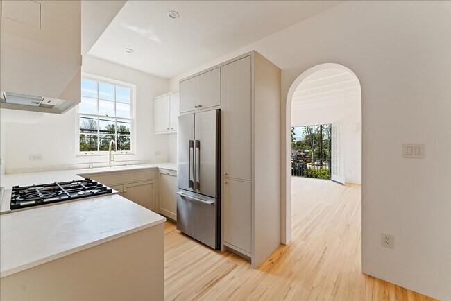 Building Photo - 800.5 N Edinburgh Ave