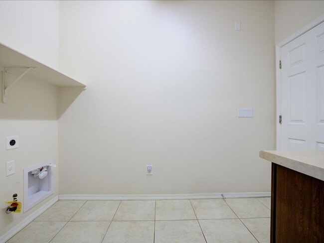 Building Photo - 3 Bedroom 2 Bathroom