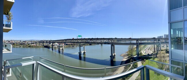 Building Photo - Beautiful 1 Bed 1 Bath Waterfront Condo w/...