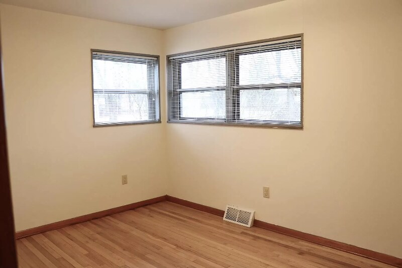 Building Photo - 425 N Hillsdale Dr