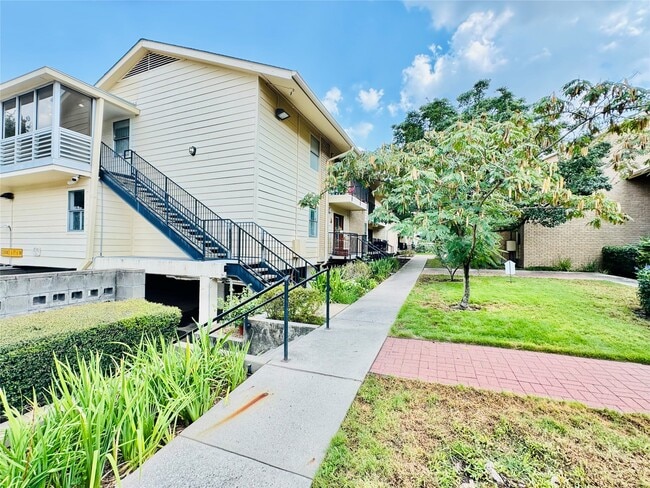 Building Photo - 3131 Cummins St