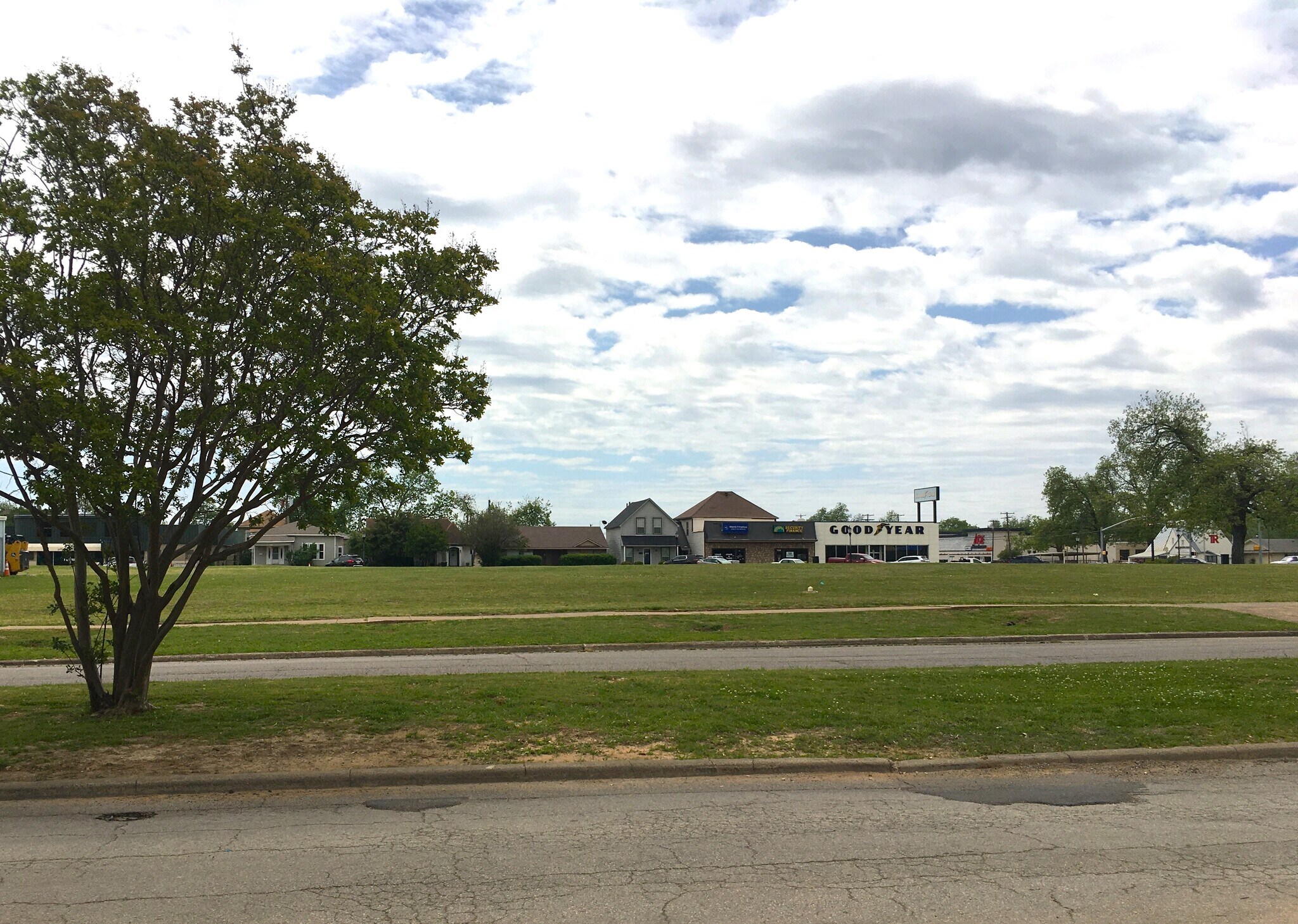 Building Photo - 709 W Woodard St