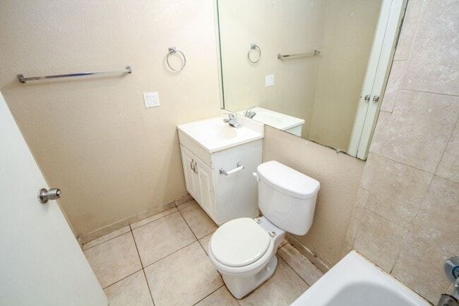 Building Photo - Spacious 2/1 Condo In The Carrington Park ...