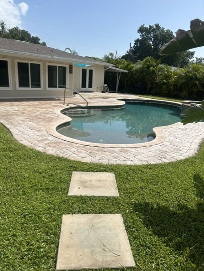 Building Photo - Beautiful 2/2 with dock and boat access