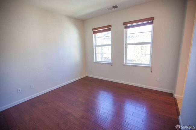 Building Photo - Beautiful updated 3-level, 3BR2.5BA and 2-car garage townhome!