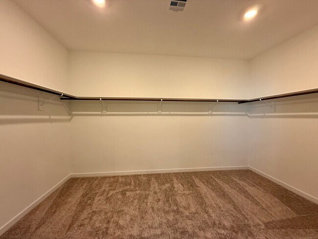 Building Photo - 4 BED 3.5 BATH 2 CAR GARAGE HOME w/ LOFT, ...
