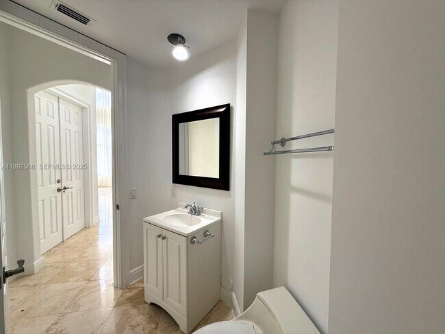 Building Photo - 996 Sanibel Dr