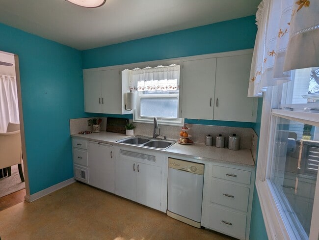 Kitchen - 3919 NE 67th Ave