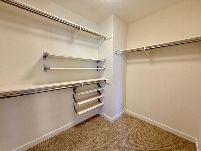 Building Photo - Beautiful 3BD/3.5BA Rowhome in Bankers Hil...