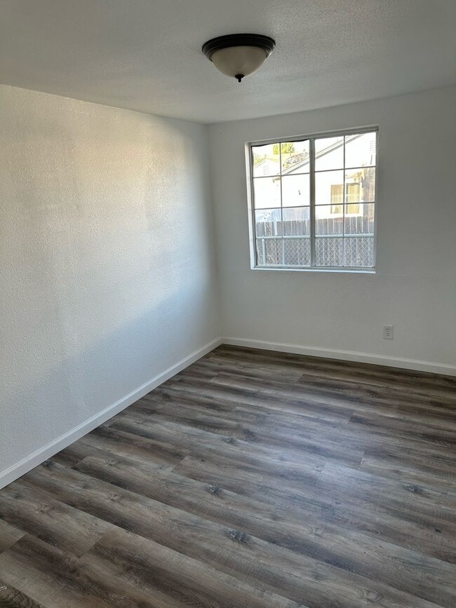 Building Photo - 132 W Deltha Ave