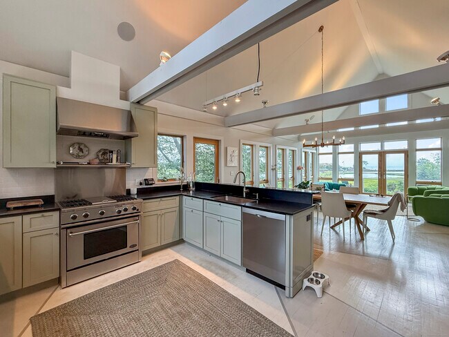 Building Photo - 52 Shorehaven Rd