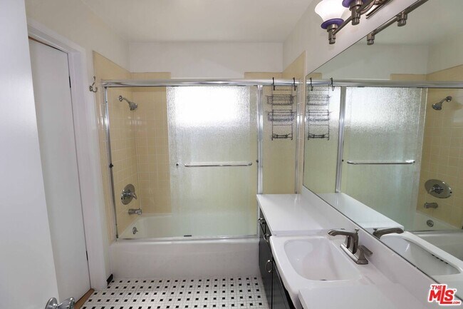 Building Photo - 1025 S Sherbourne Dr