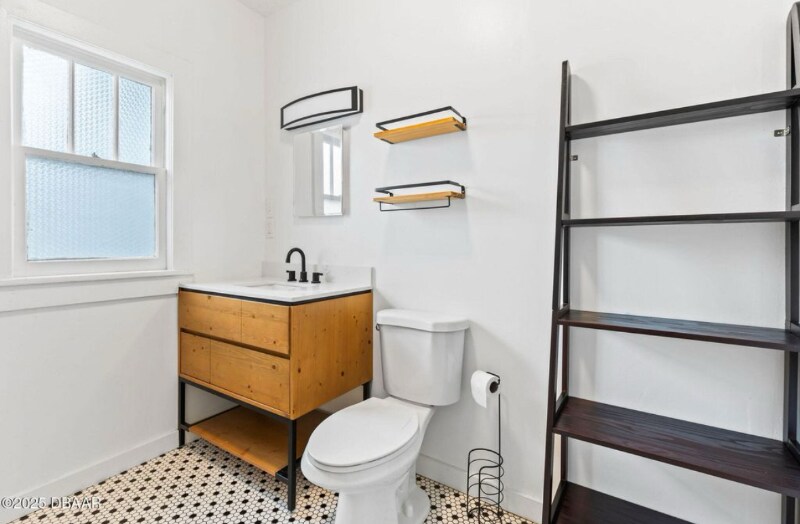 Building Photo - 436 N Oleander Ave