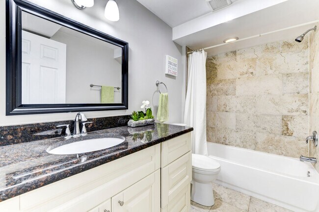 Building Photo - 3 Bed 2.5 Bath - Bloomingdale Condo - 1 Assigned Parking Space