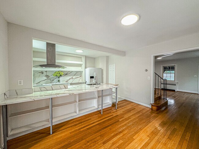 Building Photo - Stunning 4 Bed 3 Bath Tudor-style Brick Townhome In Desired Foxhall