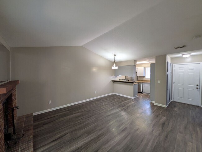 Building Photo - Spacious 2 Bed 1 Bath Condo in Aurora! Ava...