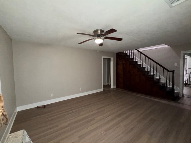 Building Photo - 906 Llano St
