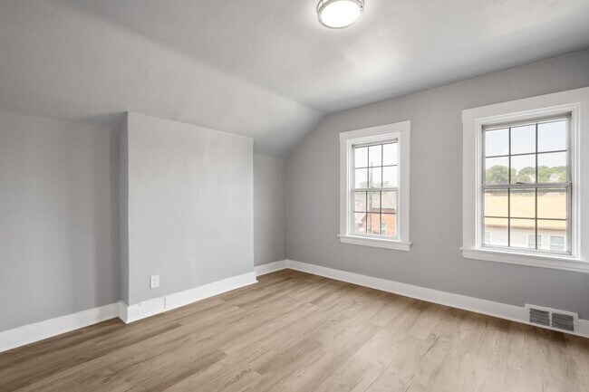 Building Photo - Stunning 2 bedroom home in Carrick available October 1st!