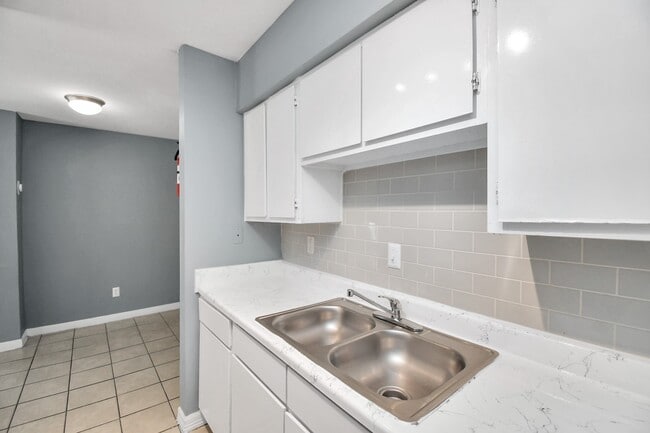 Building Photo - 5959 Bonhomme Rd