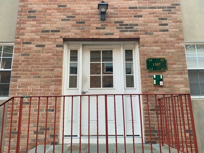 Building Photo - 1307 Hope St