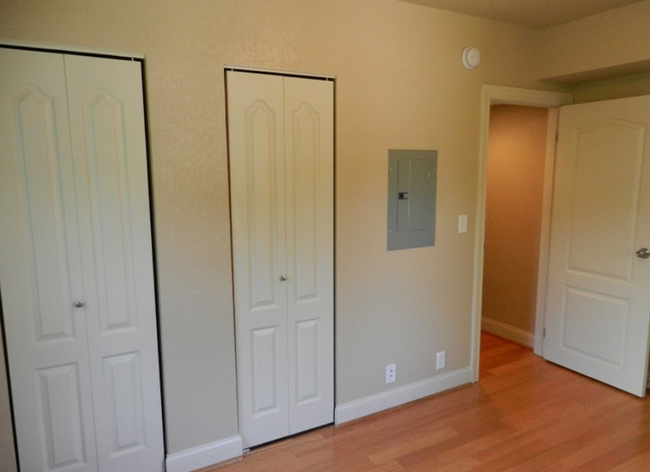 Building Photo - $1,350 | 2 Bedroom, 1 Bathroom Condo | No ...