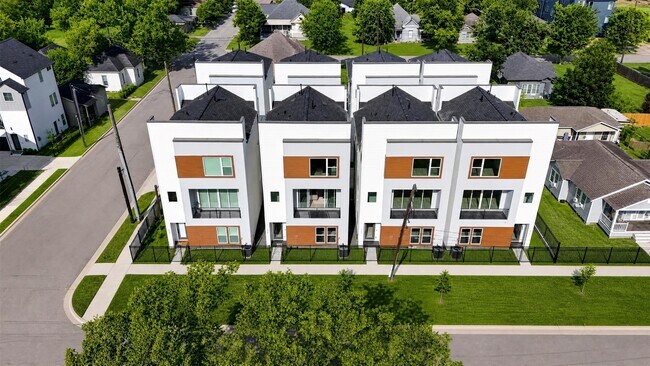 Building Photo - 2421 Harrington St