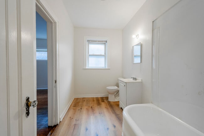 Building Photo - 7831 S Kingston Ave